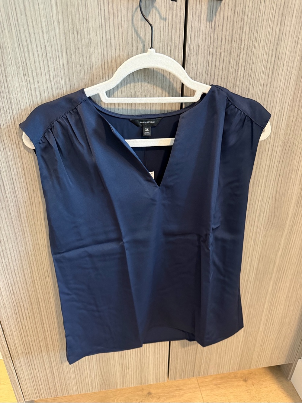 NWT Banana Republic Navy Sleeveless V-Neck Shell Top